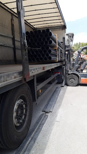 Logística Rioja Plast camiones con tuberías
